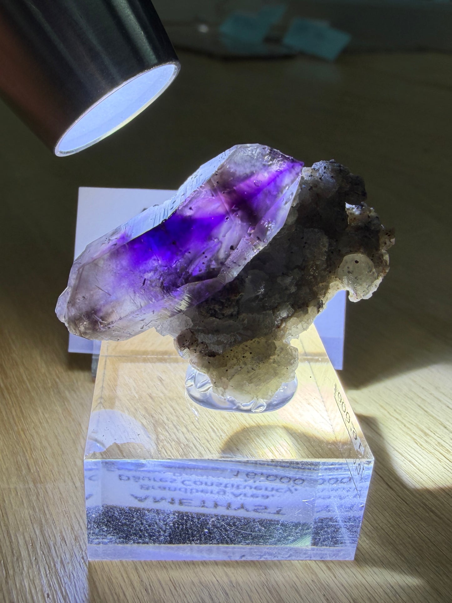 【ブランドバーグ産】浮遊する濃紫結晶|アメジスト 母岩付き標本 ナミビア・エロンゴ州 001