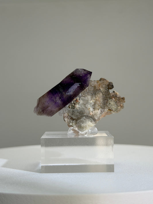 【ブランドバーグ産】浮遊する濃紫結晶｜アメジスト 母岩付き標本 ナミビア・エロンゴ州　001