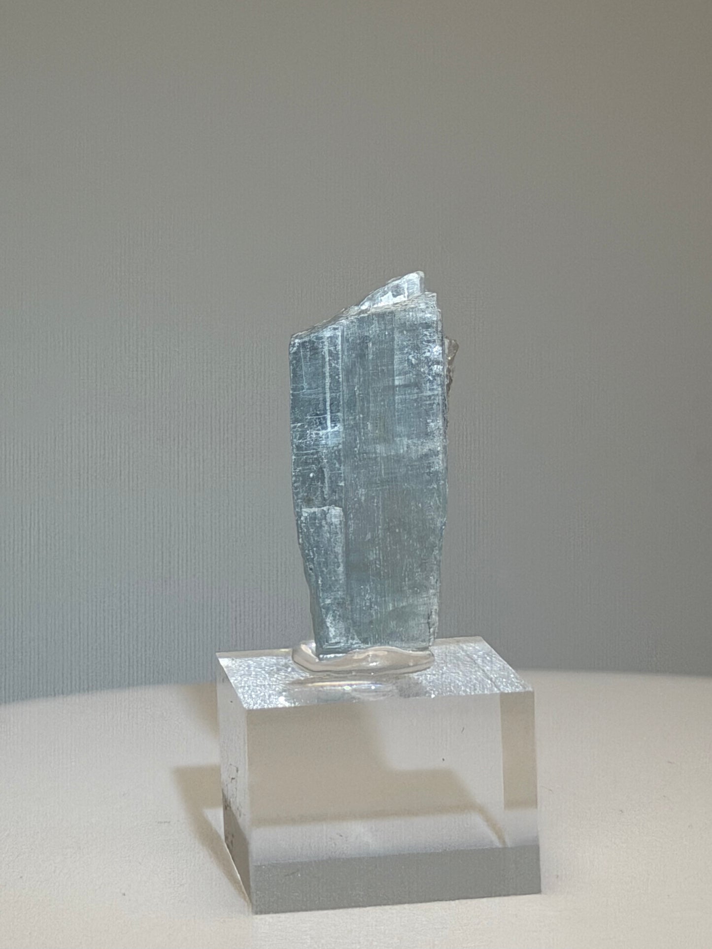 カイヤナイト 原石
Meeper Mine（ピスガ国有林）, ノースカロライナ州, アメリカ　ky001