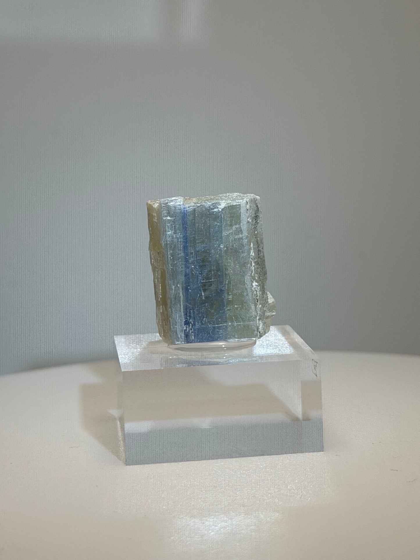 カイヤナイト 原石 Meeper Mine（ピスガ国有林）, ノースカロライナ州, アメリカ　ky003