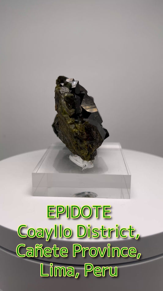 深緑の輝き｜ペルー産エピドートの究極標本【Epidote / Peru】