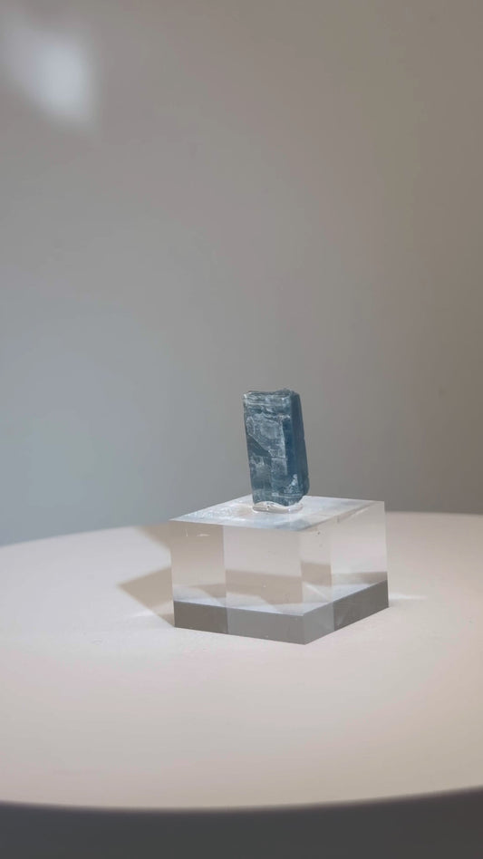 カイヤナイト 原石 Meeper Mine（ピスガ国有林）, ノースカロライナ州, アメリカ　ky002