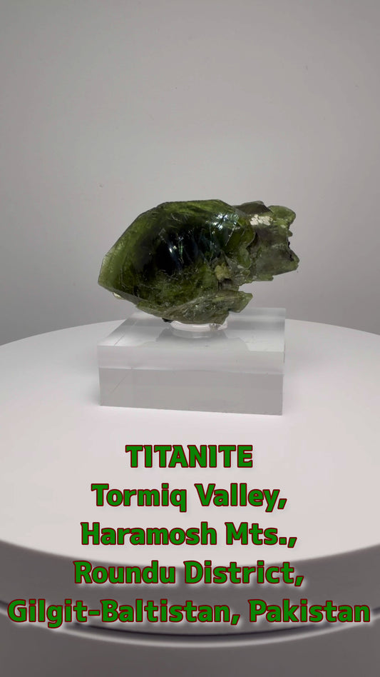 チタナイト（スフェーン）｜パキスタン・トルミック産の深いグリーンが輝く結晶【TITANITE / Sphene】