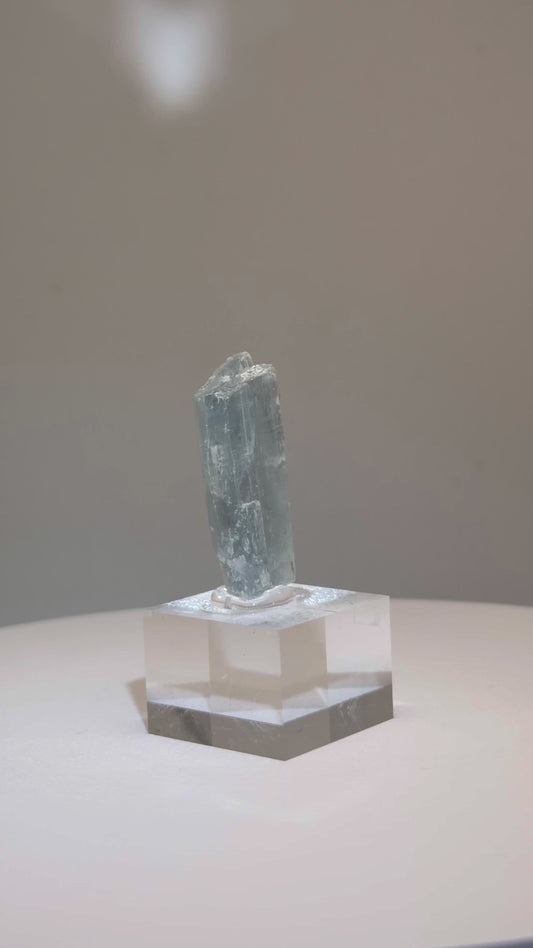 カイヤナイト 原石
Meeper Mine（ピスガ国有林）, ノースカロライナ州, アメリカ　ky001